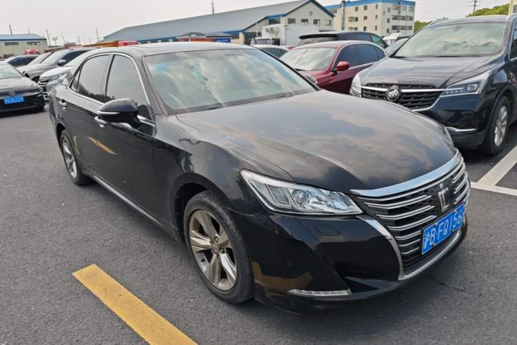 Used Toyota Crown 2015 2.0T Fashion Edition Front Right 45 Deg
