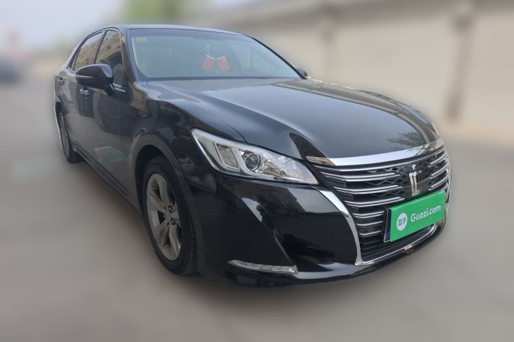 Used Toyota Crown 2015 2.5L Fashion Limited Edition Front Right 45 Deg