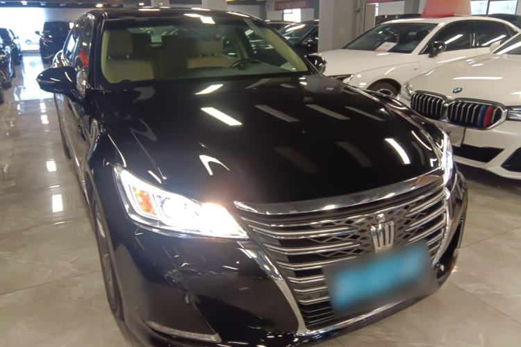 Used Toyota Crown 2015 2.0T Fashion Edition Front Right 45 Deg
