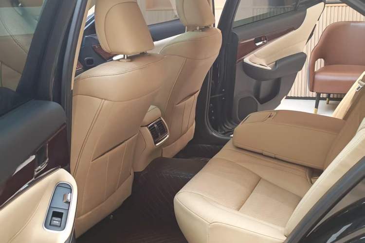 Used Toyota Crown 2015 2.0T Fashion Edition Interior 4
