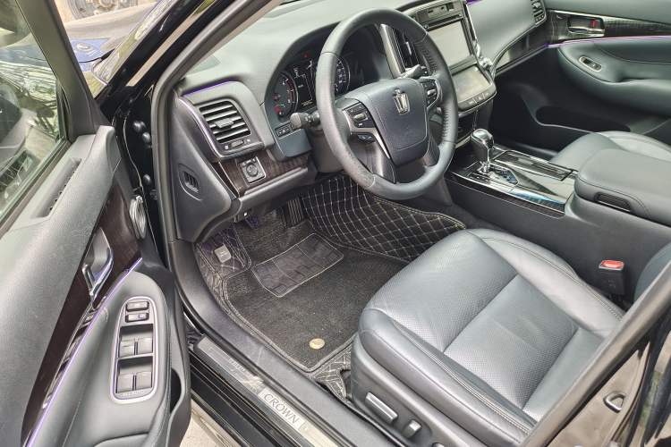 Used Toyota Crown 2015 2.0T Fashion Edition Interior 5