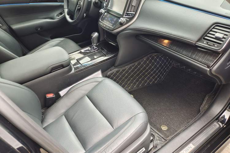 Used Toyota Crown 2015 2.0T Fashion Edition Interior 9