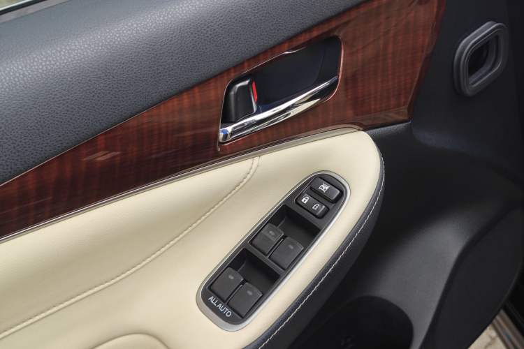 Used Toyota Crown 2015 2.0T Fashion Edition Interior 9