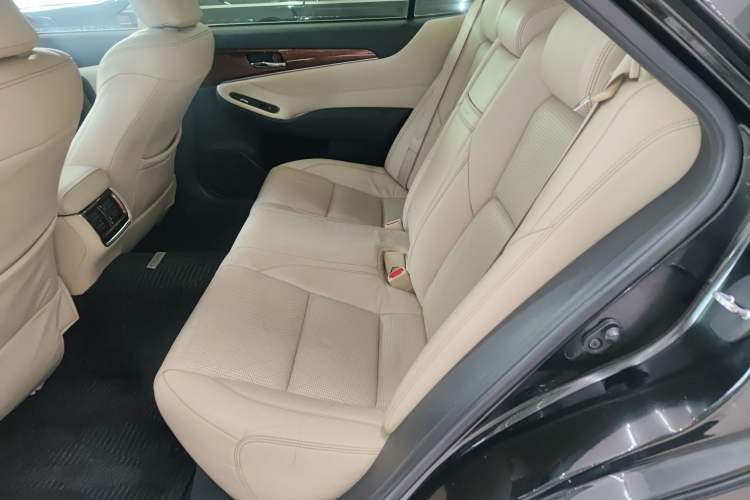 Used Toyota Crown 2015 2.0T Pioneer Edition Left Rear Seat