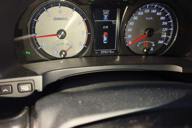 Used Toyota Crown 2015 2.0T Fashion Edition Odometer Close Up