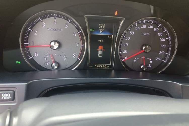 Used Toyota Crown 2015 2.0T Fashion Edition Odometer Close Up