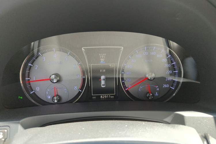 Used Toyota Crown 2015 2.0T Fashion Edition Odometer Close Up