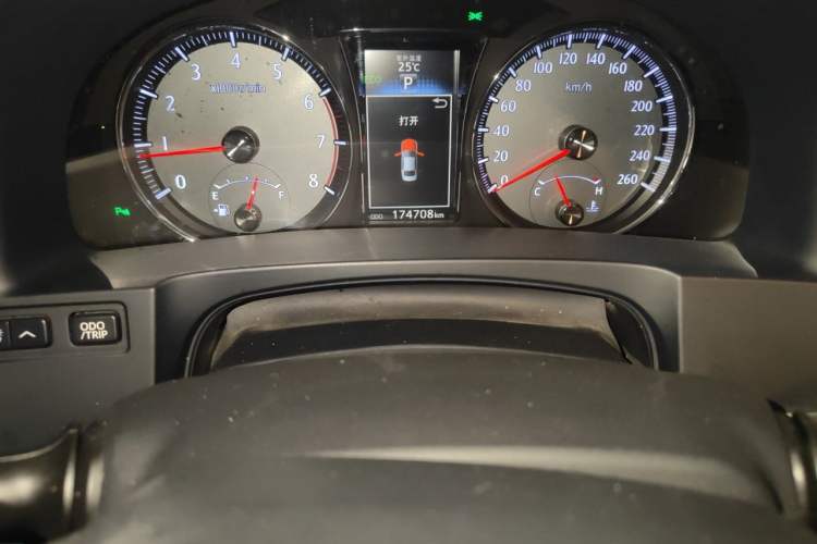 Used Toyota Crown 2015 2.0T Fashion Edition Odometer Close Up