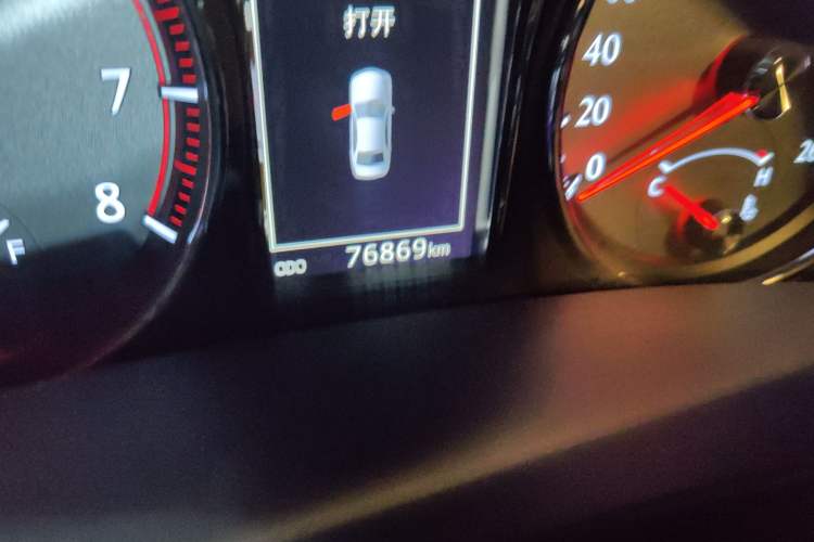 Used Toyota Crown 2015 2.0T Fashion Edition Odometer Close Up