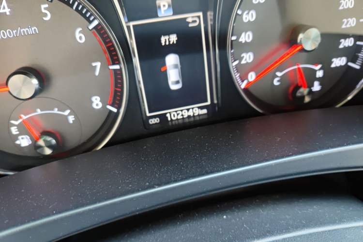 Used Toyota Crown 2015 2.0T Fashion Edition Odometer Close Up