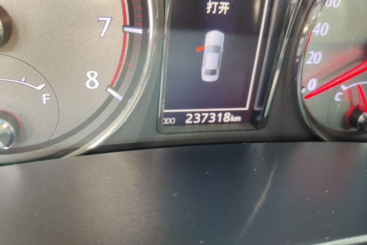 Used Toyota Crown 2015 2.0T Fashion Edition Odometer Close Up