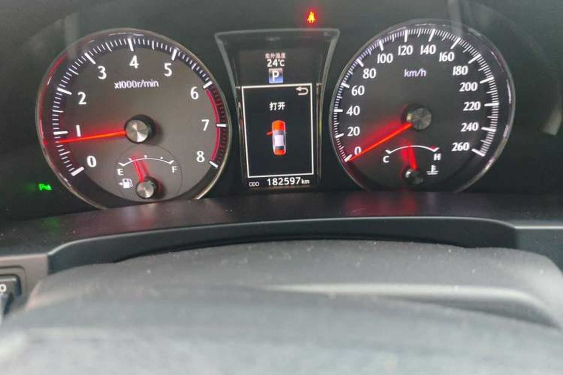 Used Toyota Crown 2015 2.0T Fashion Edition Odometer Close Up