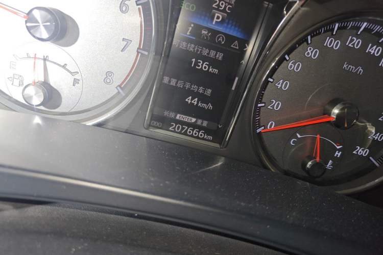 Used Toyota Crown 2015 2.0T Fashion Edition Odometer Close Up