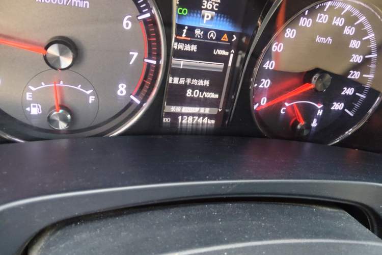 Used Toyota Crown 2015 2.0T Fashion Edition Odometer Close Up