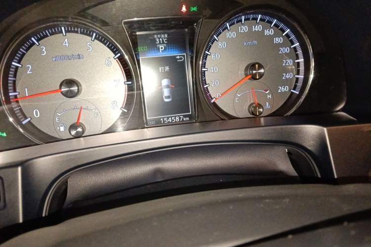 Used Toyota Crown 2015 2.0T Fashion Edition Odometer Close Up