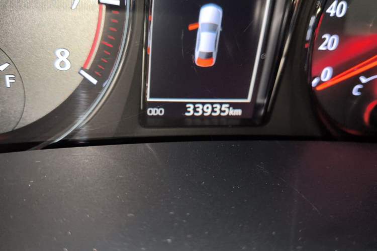 Used Toyota Crown 2015 2.0T Fashion Edition Odometer Close Up