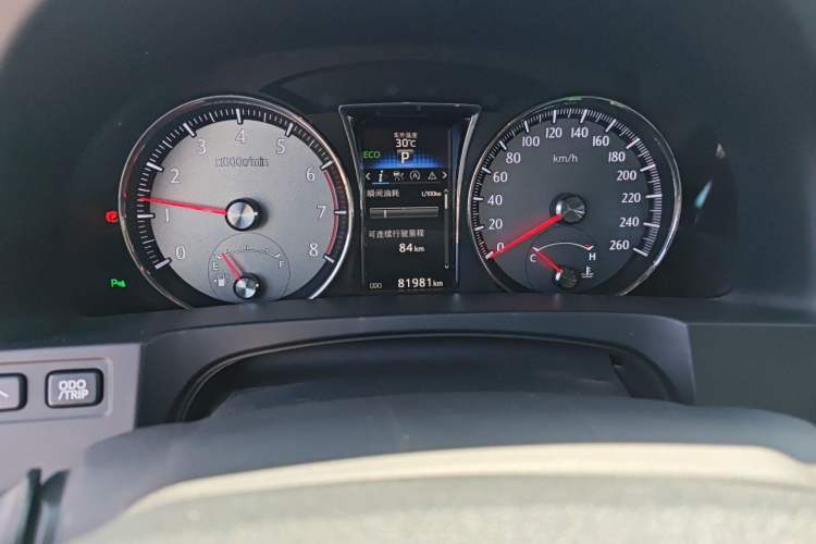 Used Toyota Crown 2015 2.0T Fashion Edition Odometer Close Up