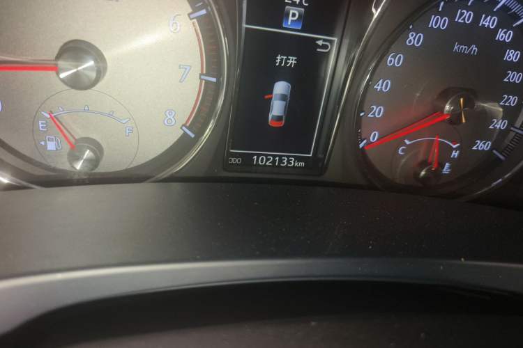 Used Toyota Crown 2015 2.0T Fashion Edition Odometer Close Up