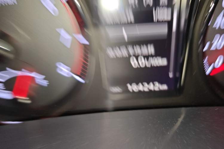 Used Toyota Crown 2015 2.0T Fashion Edition Odometer Close Up