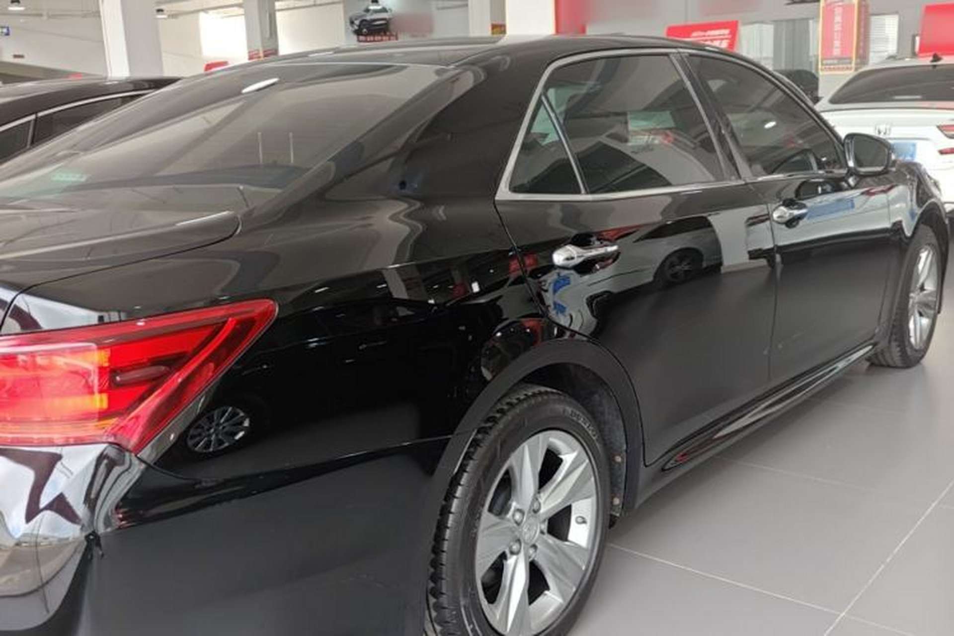 Used Toyota Crown 2015 2.0T Fashion Edition Rear Right 45 Deg