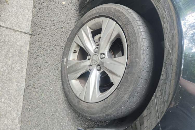 Used Toyota Crown 2015 2.5L Executive Edition Right Front Wheel Hub