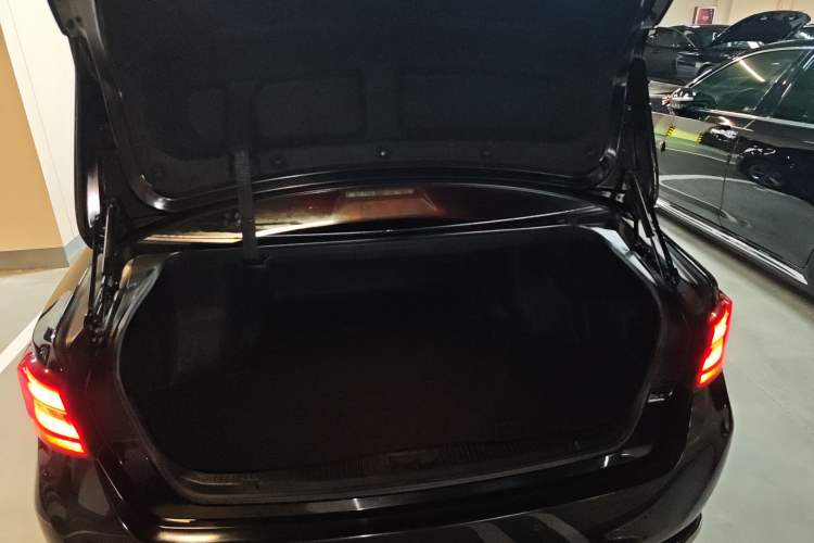 Used Toyota Crown 2015 2.0T Fashion Edition Trunk