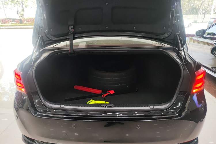 Used Toyota Crown 2015 2.0T Pioneer Edition Trunk