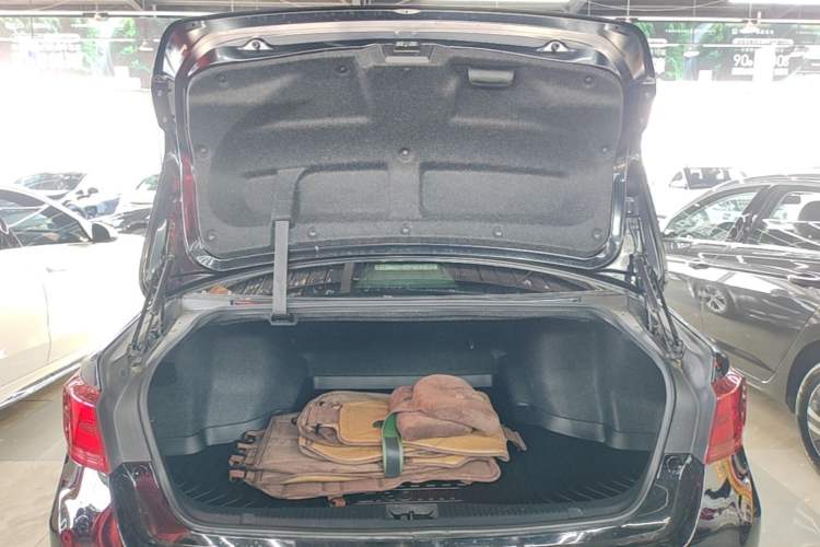 Used Toyota Crown 2015 2.5L Smart Edition Trunk