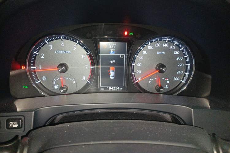 Used Toyota Crown 2015 2.0T Fashion Edition Odometer Close Up