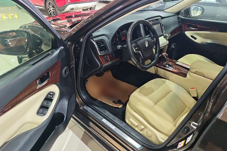 Used Toyota Crown 2015 2.0T Fashion Edition Interior 3
