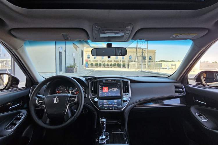 Used Toyota Crown 2015 2.0T Fashion Edition Interior 3