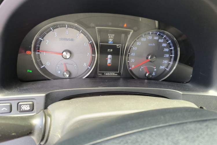 Used Toyota Crown 2015 2.0T Fashion Edition Odometer Close Up