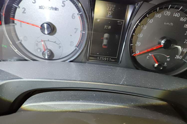 Used Toyota Crown 2015 2.0T Fashion Edition Odometer Close Up