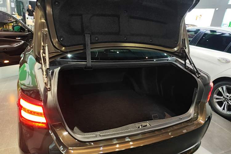 Used Toyota Crown 2015 2.0T Fashion Edition Trunk