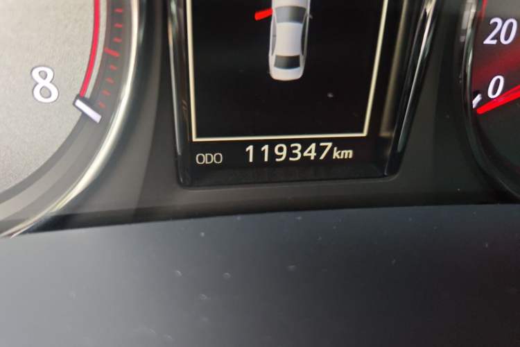 Used Toyota Crown 2015 2.0T Fashion Edition Odometer Close Up