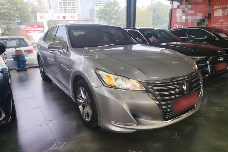 Used Toyota Crown 2015 2.0T Fashion Edition Front Right 45 Deg