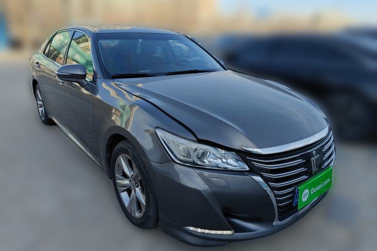 Used Toyota Crown 2015 2.5L Fashion Limited Edition Front Right 45 Deg