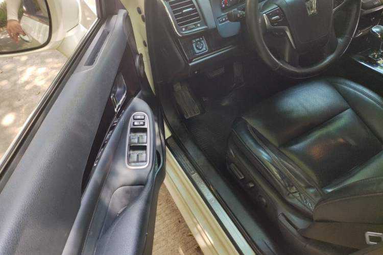 Used Toyota Crown 2015 2.0T Fashion Edition Driver Seat