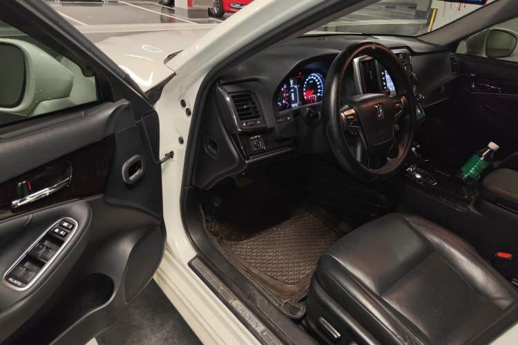 Used Toyota Crown 2015 2.0T Fashion Edition Driver Seat