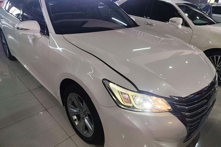 Used Toyota Crown 2015 2.0T Fashion Edition Front Right 45 Deg