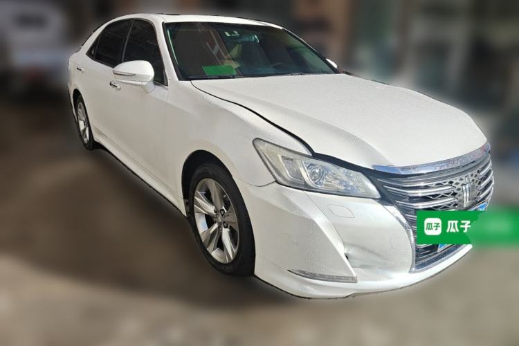 Used Toyota Crown 2015 2.5L Fashion Limited Edition Front Right 45 Deg