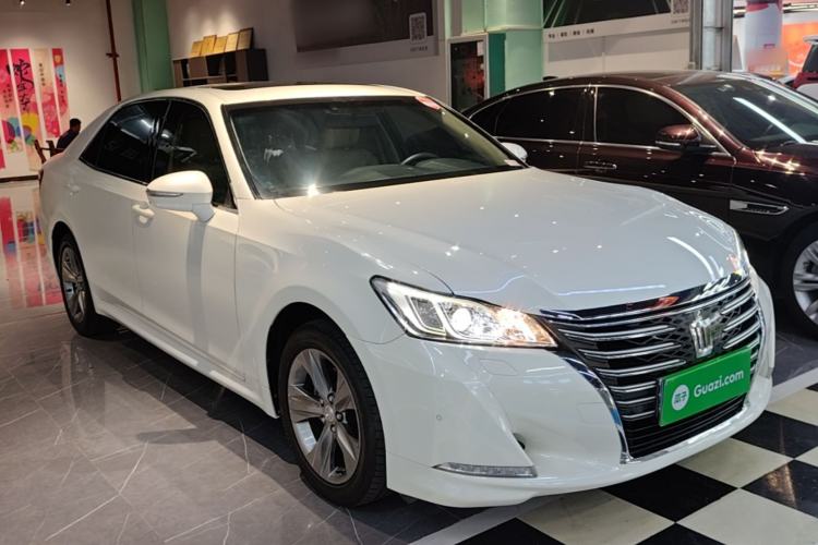 Used Toyota Crown 2015 2.5L Smart Edition Front Right 45 Deg