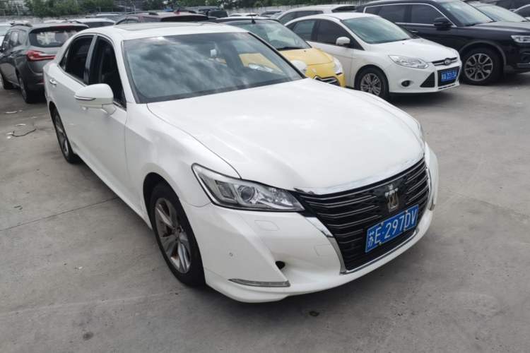 Used Toyota Crown 2015 2.0T Fashion Edition Front Right 45 Deg