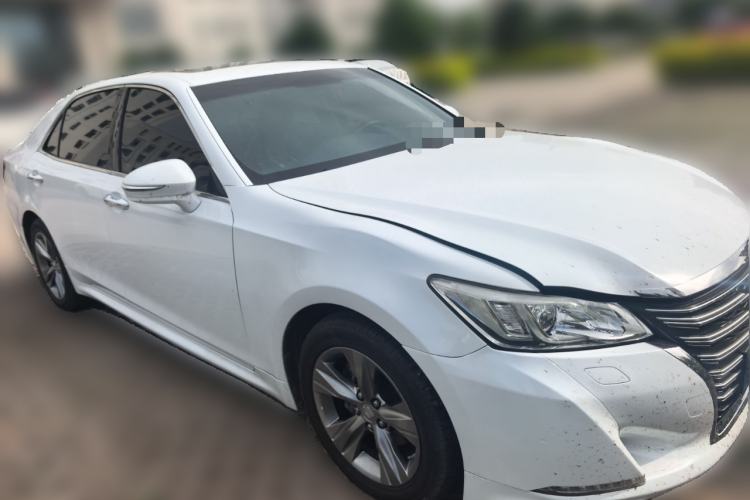 Used Toyota Crown 2015 2.0T Fashion Edition Front Right 45 Deg