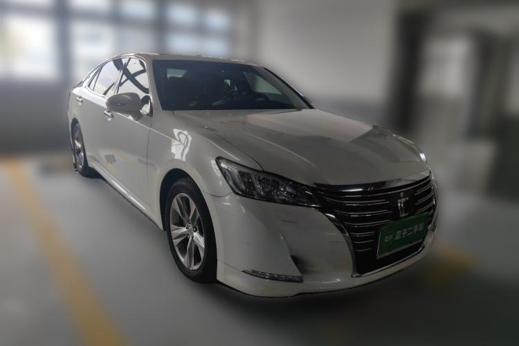 Used Toyota Crown 2015 2.0T Fashion Edition Front Right 45 Deg