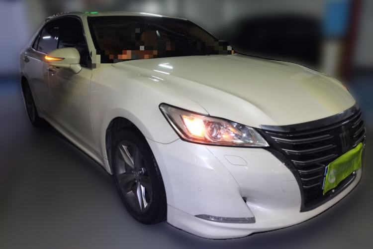 Used Toyota Crown 2015 2.0T Fashion Edition Front Right 45 Deg