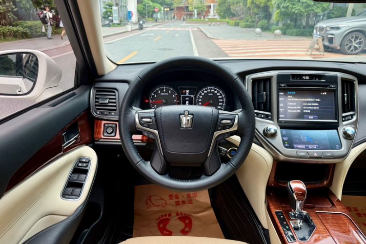 Used Toyota Crown 2015 2.0T Fashion Edition Interior 1