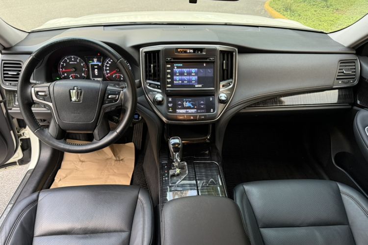 Used Toyota Crown 2015 2.0T Fashion Edition Interior 3