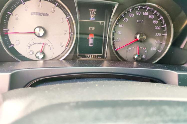 Used Toyota Crown 2015 2.0T Fashion Edition Odometer Close Up