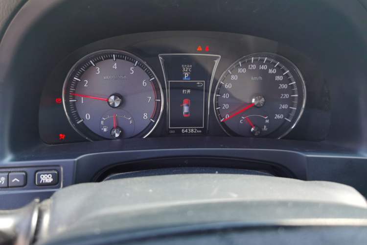 Used Toyota Crown 2015 2.0T Fashion Edition Odometer Close Up